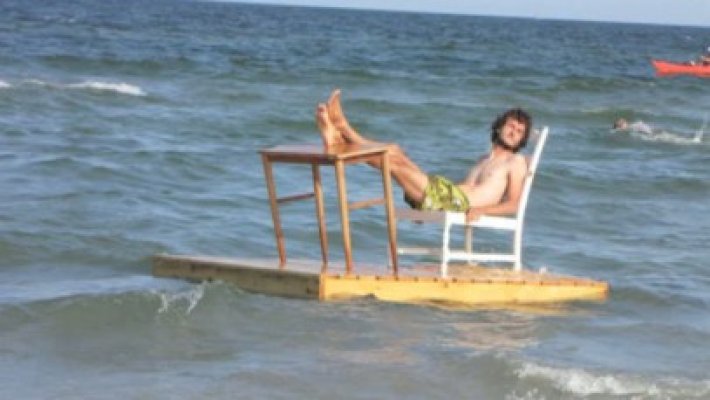 Ultima fiţă de pe litoralul românesc: să stai la masă, pe valurile mării
